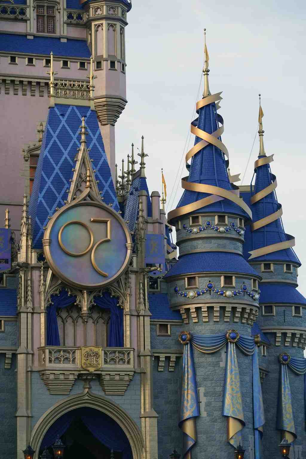What is the average cost for a family of 3 to go to Disney World?