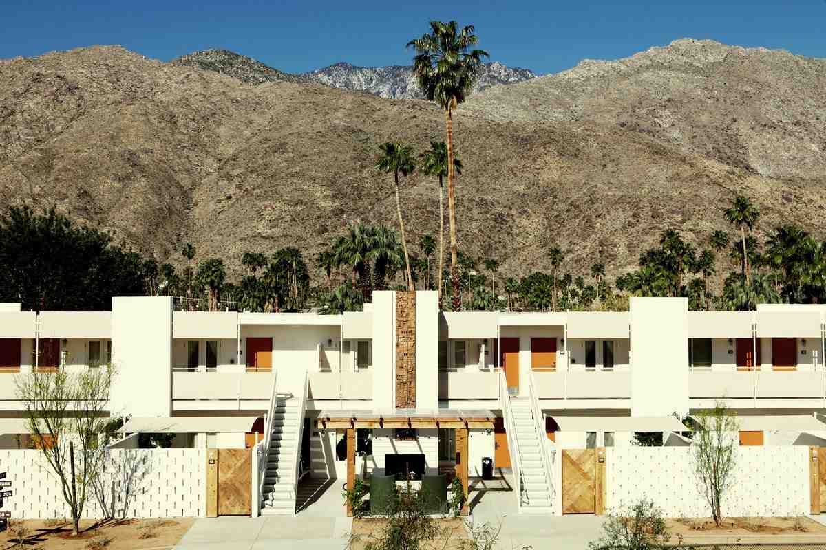 What actors live in Palm Springs?