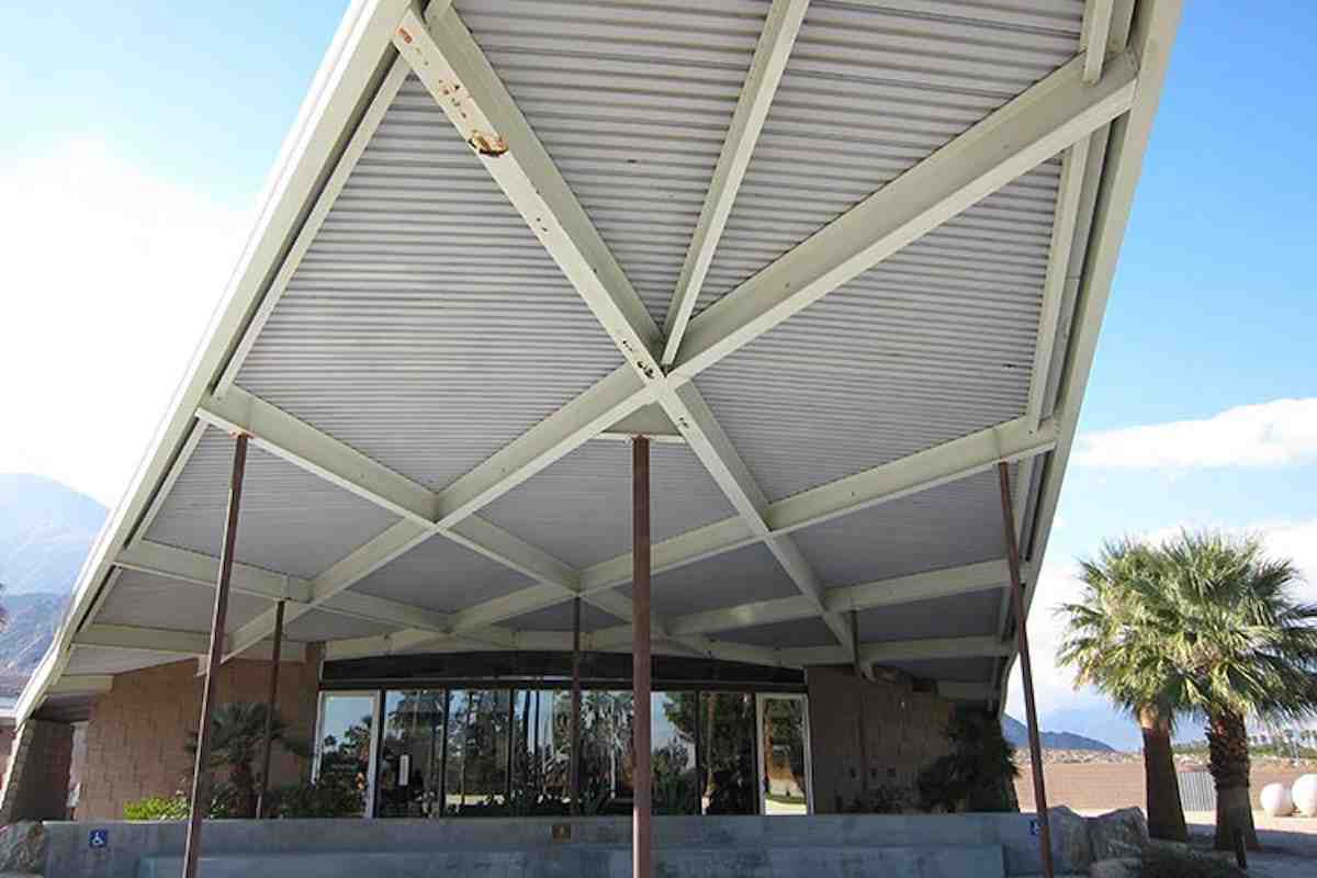 Where do celebrities live in Palm Springs?