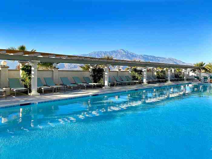 How long should you soak in hot springs?