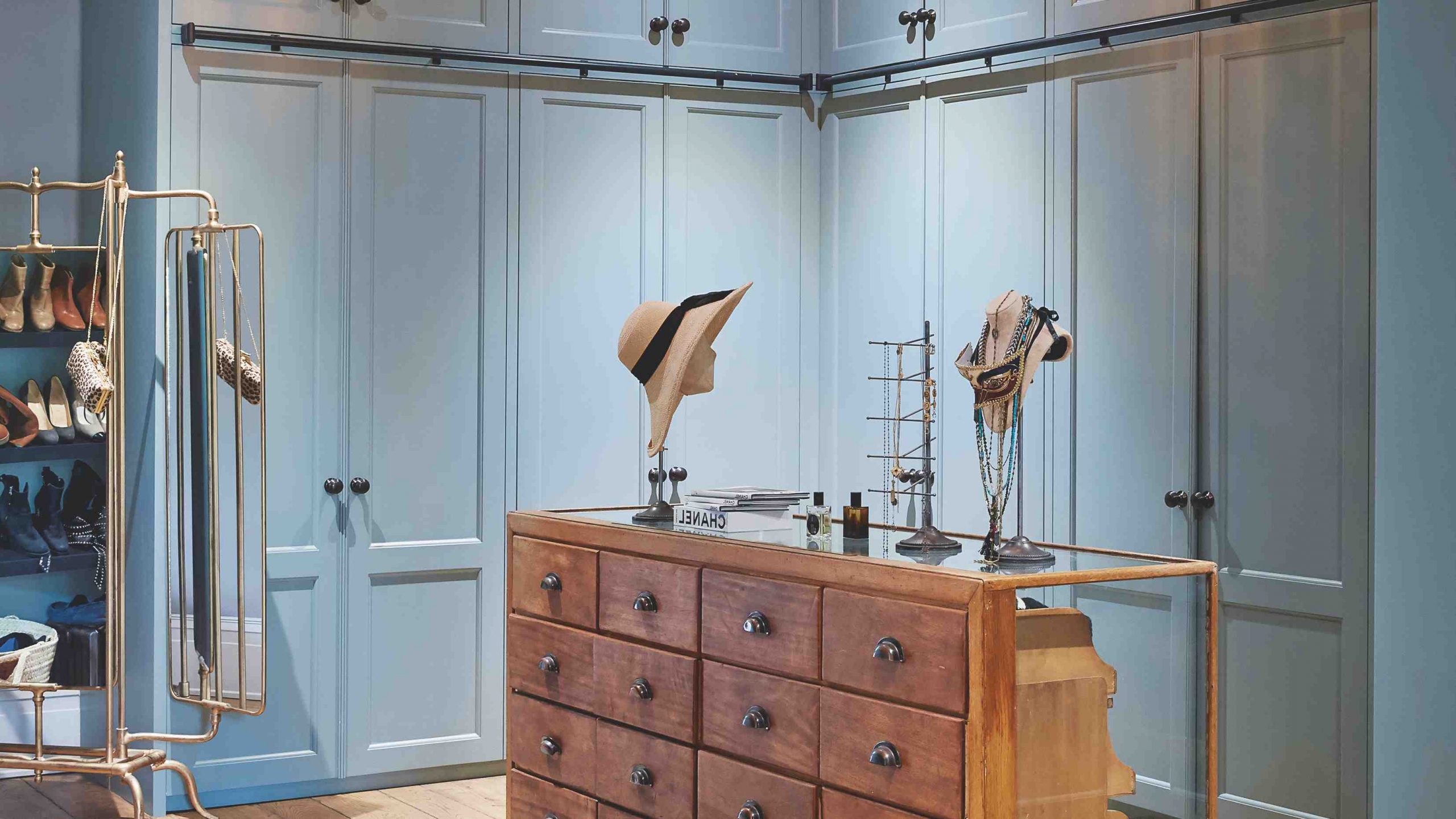 What is the synonym of closet?