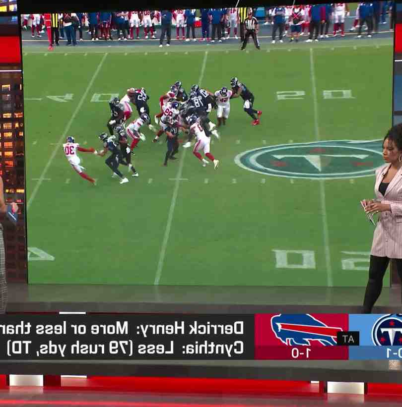 Who kicked a 65 yard field goal in the NFL?